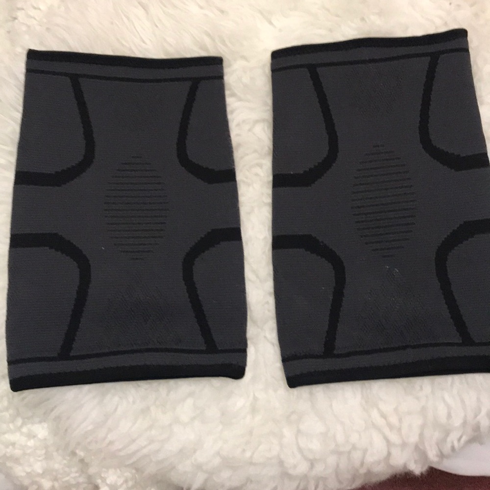 Never worn XL knee sleeves